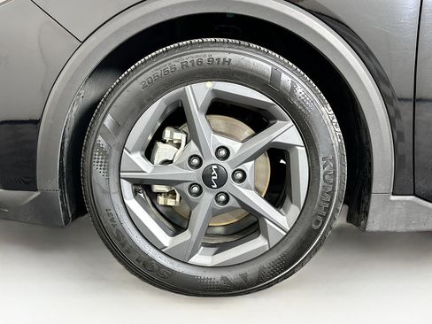 Used 2025 Kia K4 LXS image 11