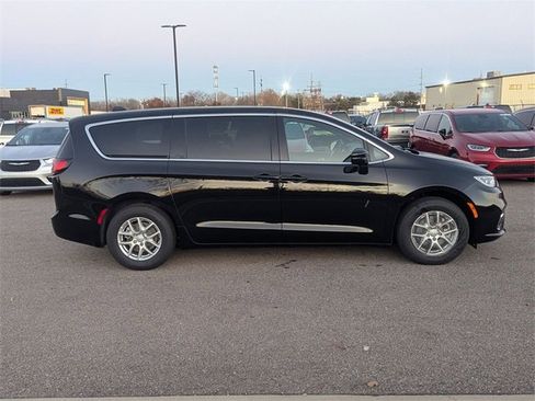 New 2026 Chrysler Pacifica Select image 2