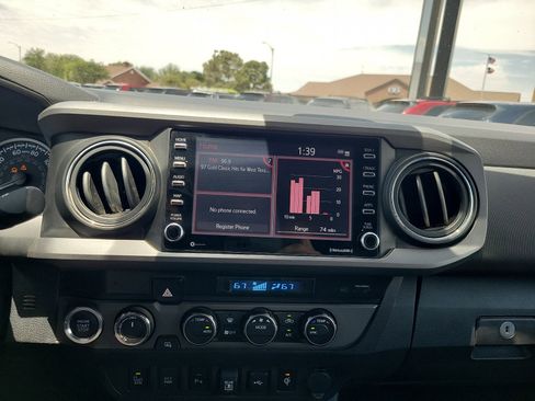 Used 2022 Toyota Tacoma TRD Off-Road w/ Technology Package AWD/4WD image 17