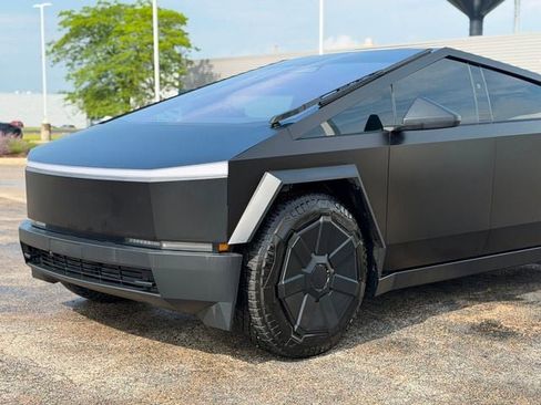 Used 2024 Tesla Cybertruck AWD Crew Cab image 5