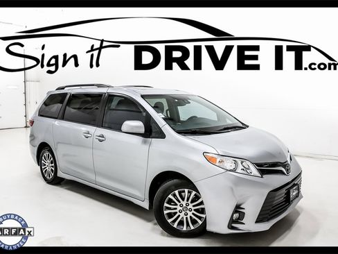 Used 2020 Toyota Sienna XLE image 1