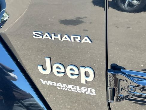 Used 2018 Jeep Wrangler Unlimited Sahara w/ Uconnect 4C Nav & Sound Group AWD/4WD image 20