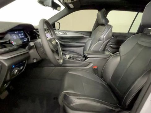 Used 2023 Jeep Grand Cherokee Overland w/ Luxury Tech Group IV AWD/4WD image 16