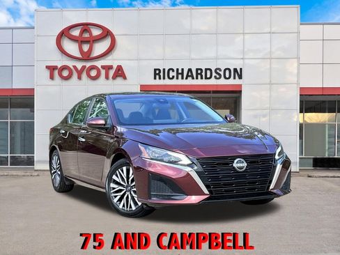 Used 2024 Nissan Altima 2.5 SV w/ SV Premium Package FWD image 1