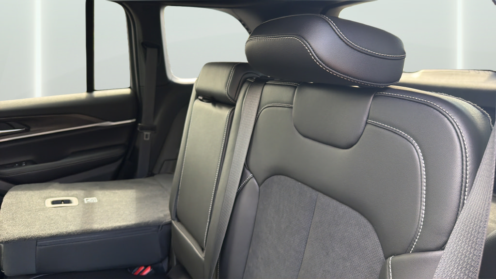 New 2027 Jeep Grand Cherokee Altitude RWD image 24