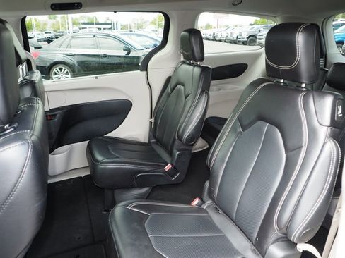Used 2024 Chrysler Pacifica Touring-L FWD image 15