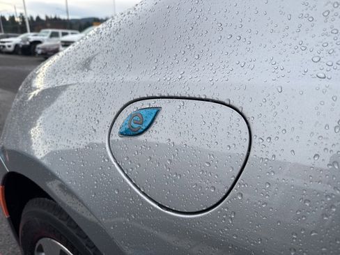 Used 2018 Chrysler Pacifica Touring-L image 10