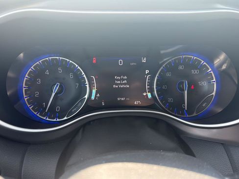 Used 2025 Chrysler Pacifica Select image 11