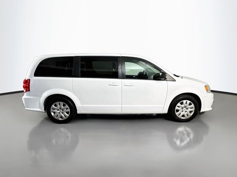 Used 2018 Dodge Grand Caravan SE w/ UConnect Hands-Free Group FWD image 11