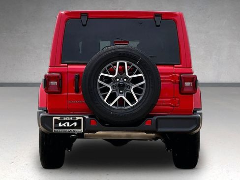Used 2025 Jeep Wrangler Unlimited Sahara AWD/4WD image 5