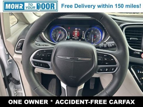 Used 2024 Chrysler Pacifica Touring-L image 12