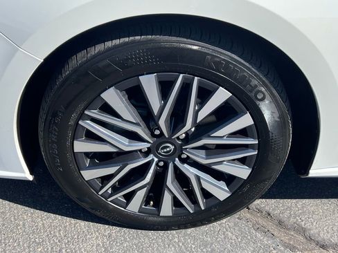 Used 2025 Nissan Altima 2.5 SV FWD image 14