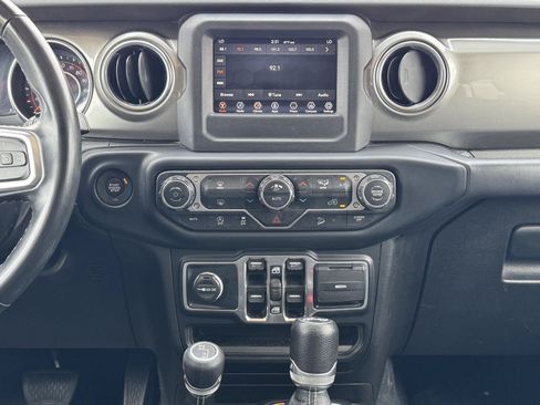 Used 2019 Jeep Wrangler Unlimited Sahara AWD/4WD image 13