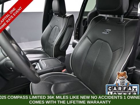 Used 2025 Chrysler Pacifica Limited FWD image 13