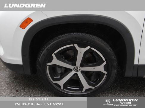 Used 2025 Volkswagen Tiguan SE w/ Panoramic Sunroof Package AWD/4WD image 15