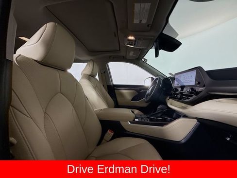Used 2023 Toyota Highlander Limited FWD image 25