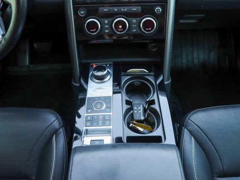 Used 2017 Land Rover Discovery First Edition image 31