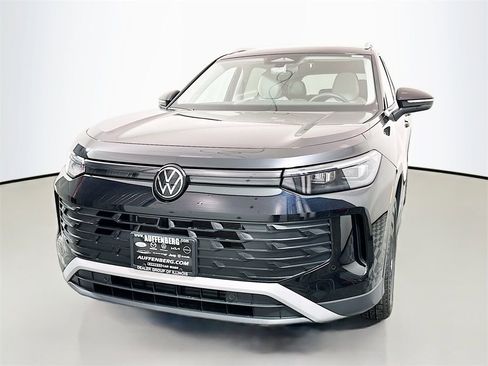 New 2026 Volkswagen Tiguan SE image 3