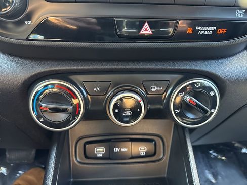 Used 2025 Hyundai Venue SE image 17