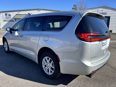 Used 2024 Chrysler Pacifica Touring-L FWD image 9
