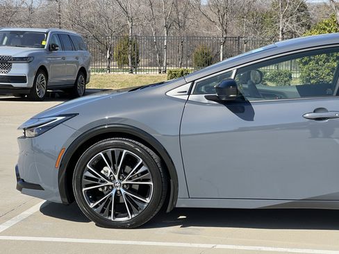 Used 2023 Toyota Prius XLE image 5