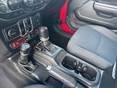 Used 2025 Jeep Wrangler Unlimited Rubicon w/ Convenience Group AWD/4WD image 23