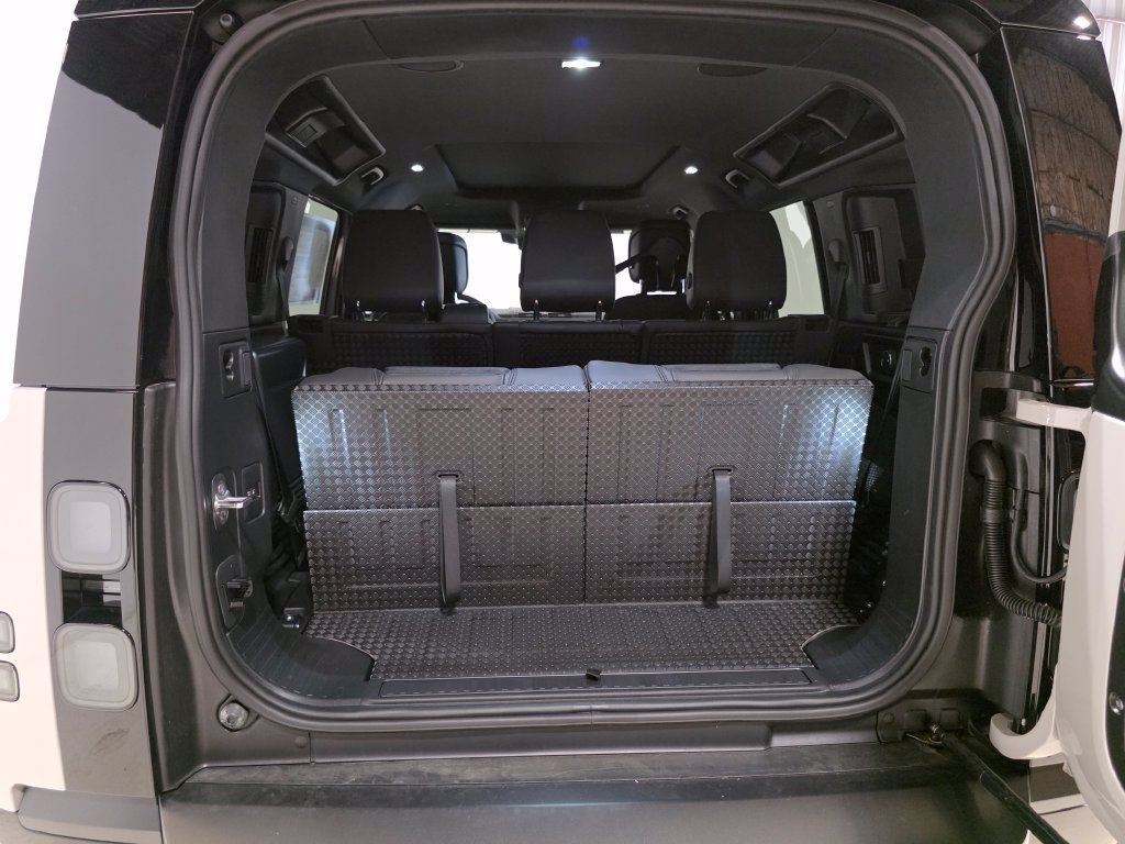 New 2026 Land Rover Defender 110 X-Dynamic SE AWD/4WD image 9