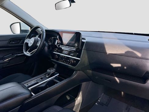 Used 2024 Nissan Pathfinder SV image 29