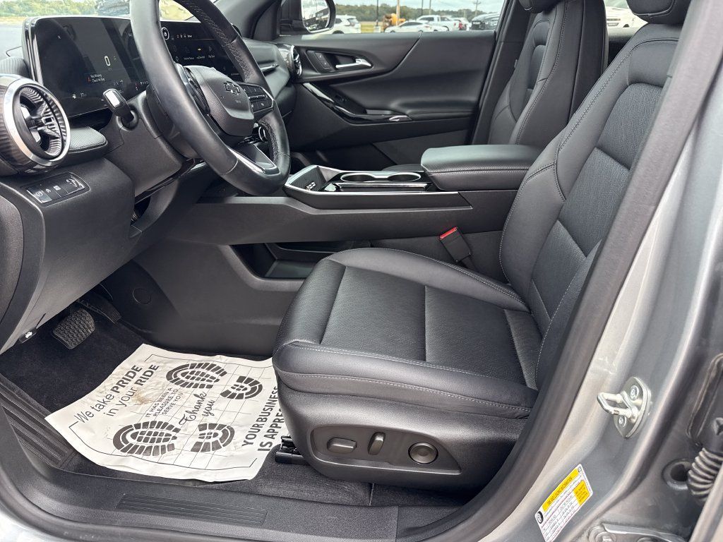 Used 2025 Chevrolet Equinox LT w/ Convenience Package II FWD image 9