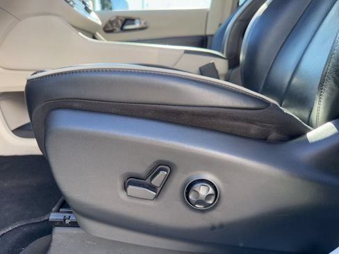 Used 2023 Chrysler Pacifica Limited FWD image 25