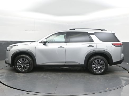 Used 2024 Nissan Pathfinder SV FWD image 5