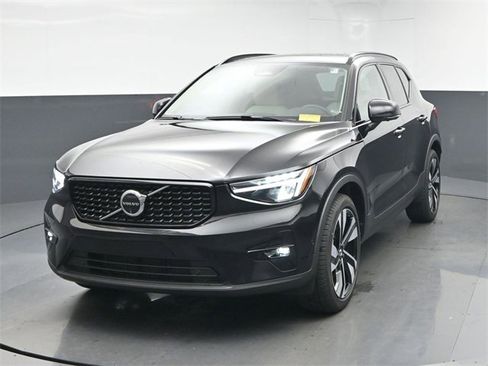 Used 2024 Volvo XC40 B5 Plus w/ Climate Package image 3