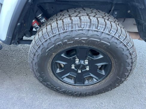 Used 2023 Jeep Gladiator Mojave AWD/4WD image 12