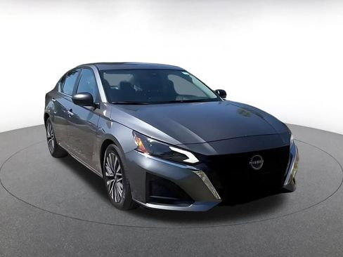 Used 2025 Nissan Altima 2.5 SV FWD image 3
