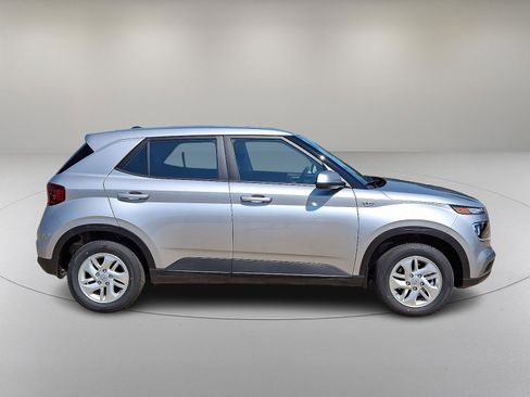 New 2025 Hyundai Venue SE image 8