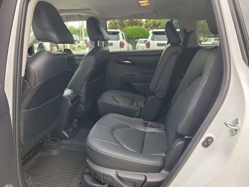 Used 2026 Toyota Highlander XLE AWD/4WD image 12