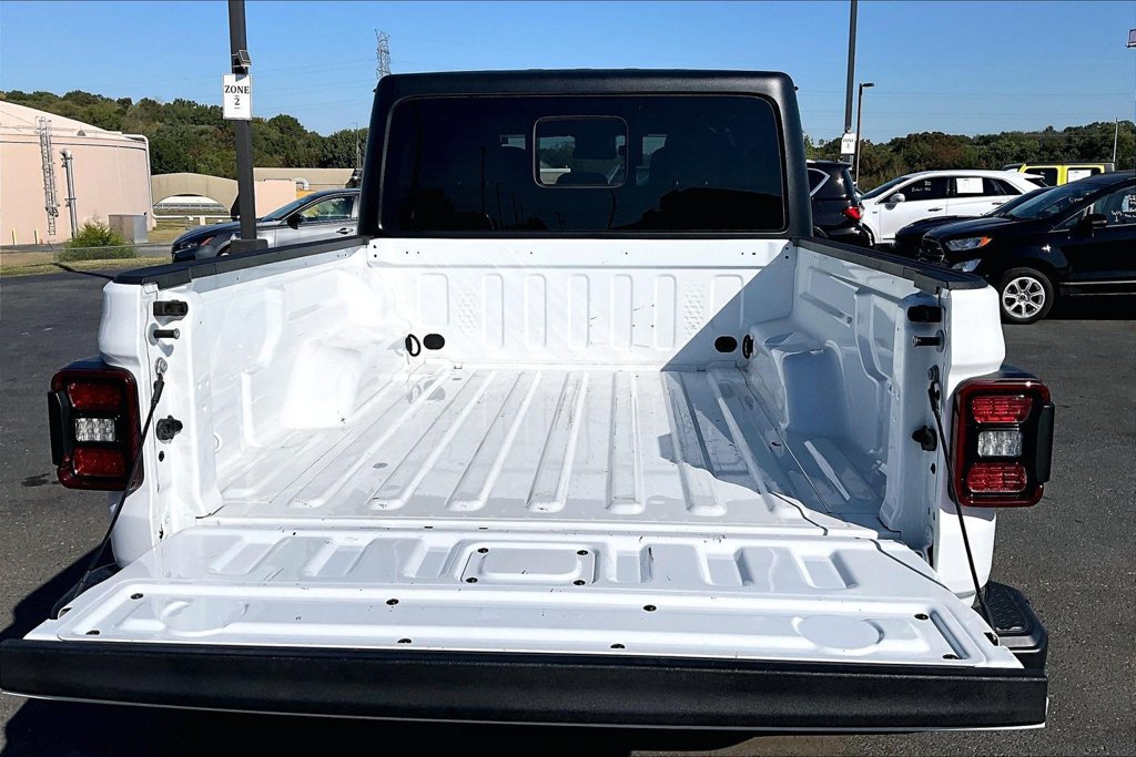 Used 2024 Jeep Gladiator Sport AWD/4WD image 9