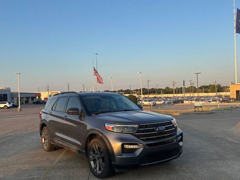 Used 2021 Ford Explorer XLT w/ Equipment Group 202A RWD image 2