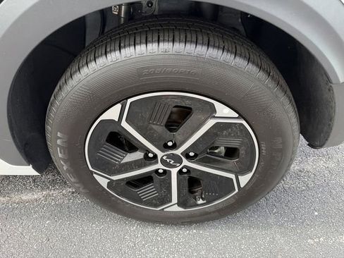 Certified 2025 Kia Niro LX FWD image 41