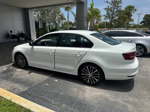 Used 2016 Volkswagen Jetta Sport FWD image 4