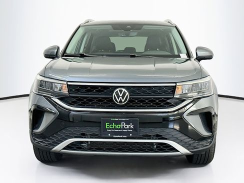 Used 2023 Volkswagen Taos SE w/ Panoramic Sunroof Package AWD/4WD image 2