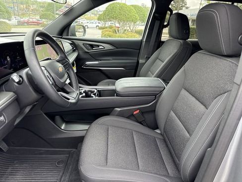 Used 2025 Chevrolet Traverse LT w/ Sun and Wheel Package image 10