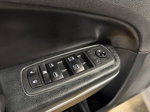 Used 2018 Chrysler 300 Limited AWD/4WD image 22