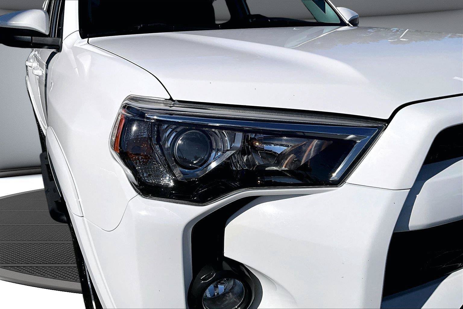 Used 2018 Toyota 4Runner SR5 AWD/4WD image 33