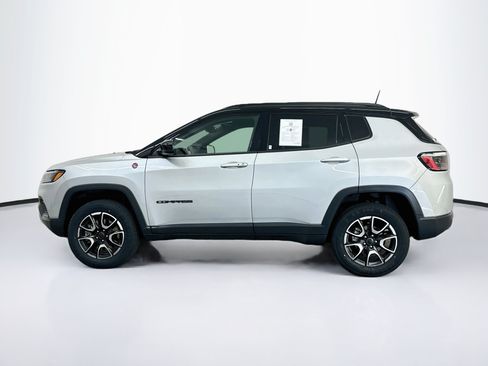Used 2025 Jeep Compass Trailhawk AWD/4WD image 4