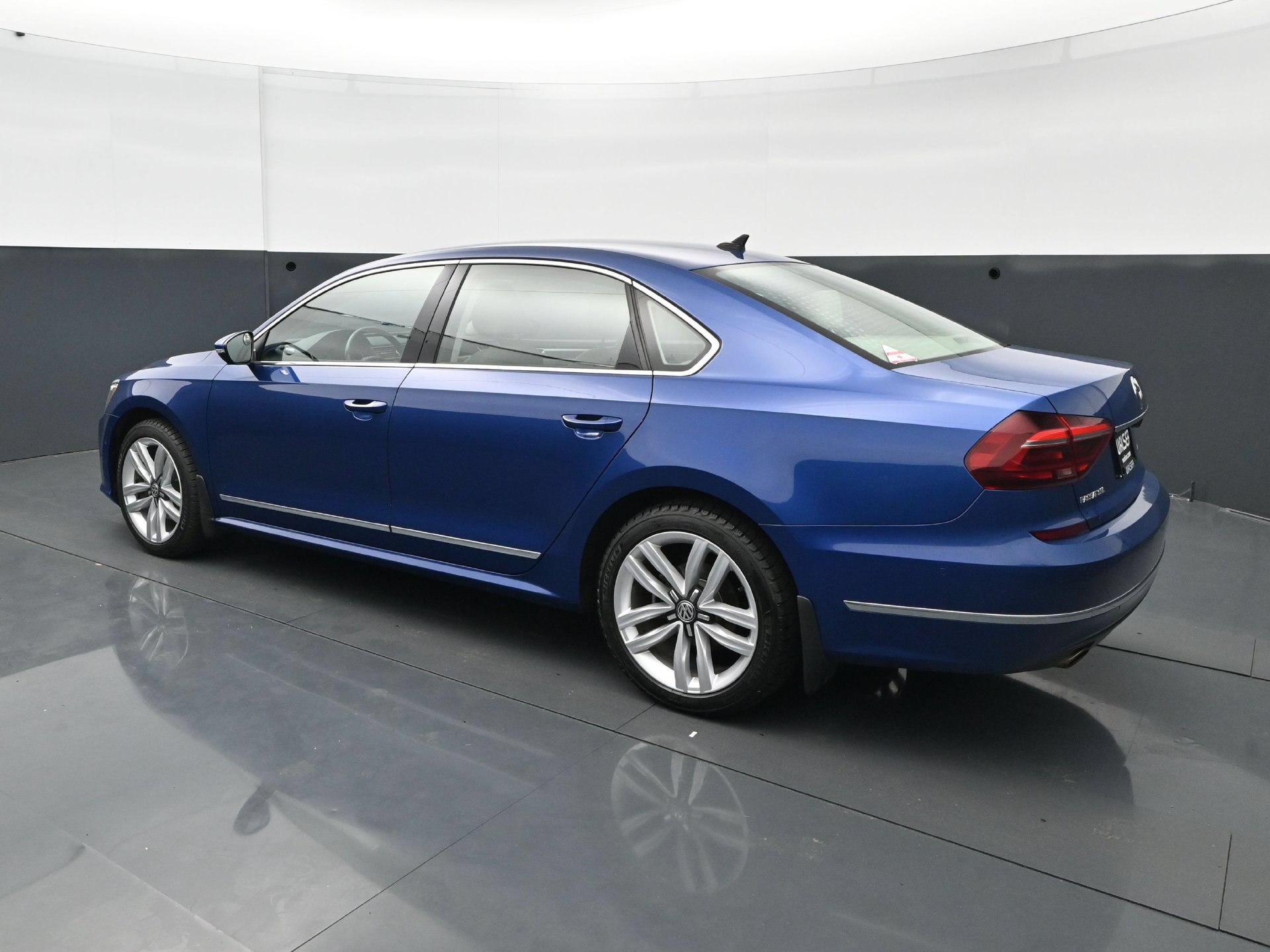 Used 2017 Volkswagen Passat 1.8T SEL Premium FWD image 4