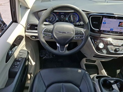 Used 2024 Chrysler Pacifica Touring-L FWD image 20