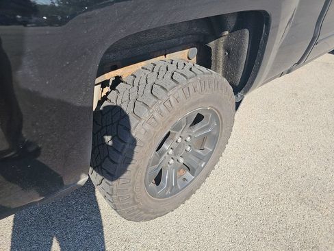 Used 2018 Chevrolet Silverado 1500 LT w/ Midnight Edition AWD/4WD image 11