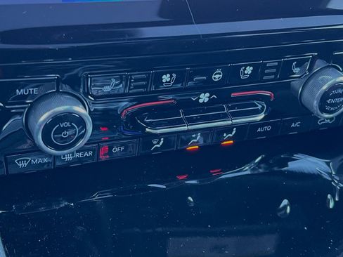 New 2024 Jeep Grand Cherokee Overland w/ Luxury Tech Group IV image 19