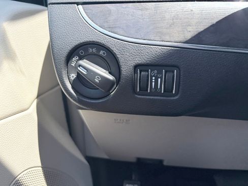 Used 2012 Chrysler Town & Country Touring-L w/ Entertainment Group #2 FWD image 18